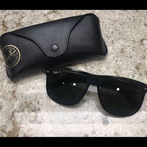 Black polarized Ray-bans.